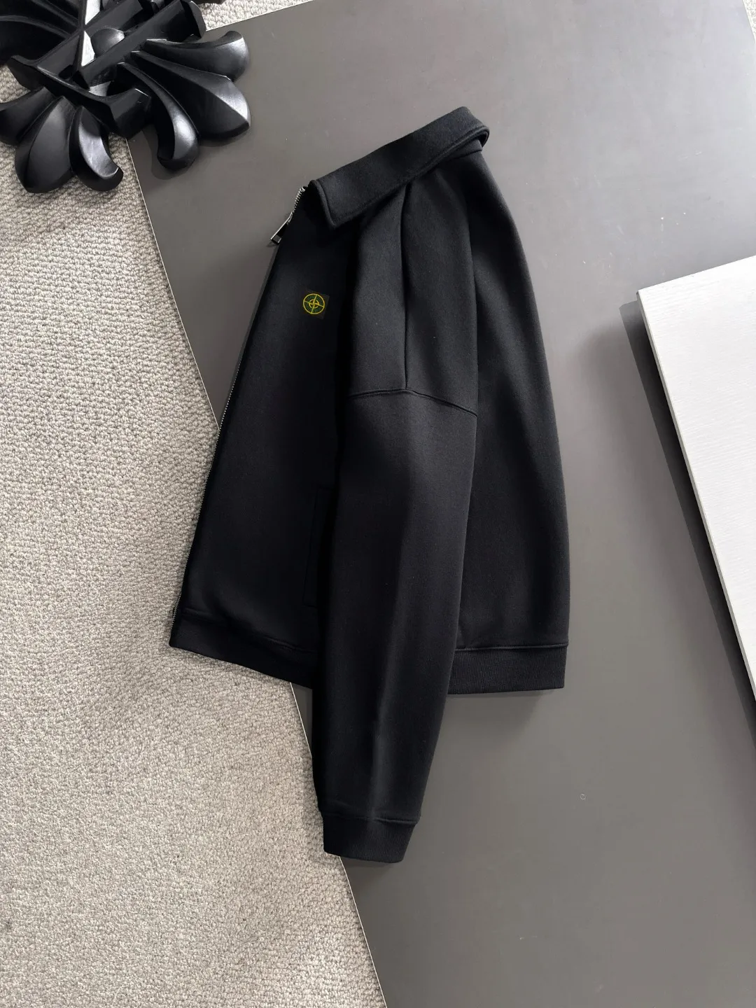 Next day shipment P460 Stone lsland/Stone Island Exclusively launches the new 25ss autumn and winter lapel zipper jacket. Many stars have the same style. The craftsmanship cannot be copied by ordinary small workshops. We are not afraid of any challenges in terms of materials, detail restoration and craftsmanship, just to provide everyone with wonderful products. Compare the top original versions at will. No expense is spared just to do better. Unique imported fabric feel. Purely imported German machine production. Precision operation and 10,000-needle density. A full set of new accessories and three standards are fully customized simultaneously. The upper body is versatile and fashionable. The perfect choice for autumn and winter. A must-have item. Size chart: S to XXL (or please state your height and weight when placing an order)